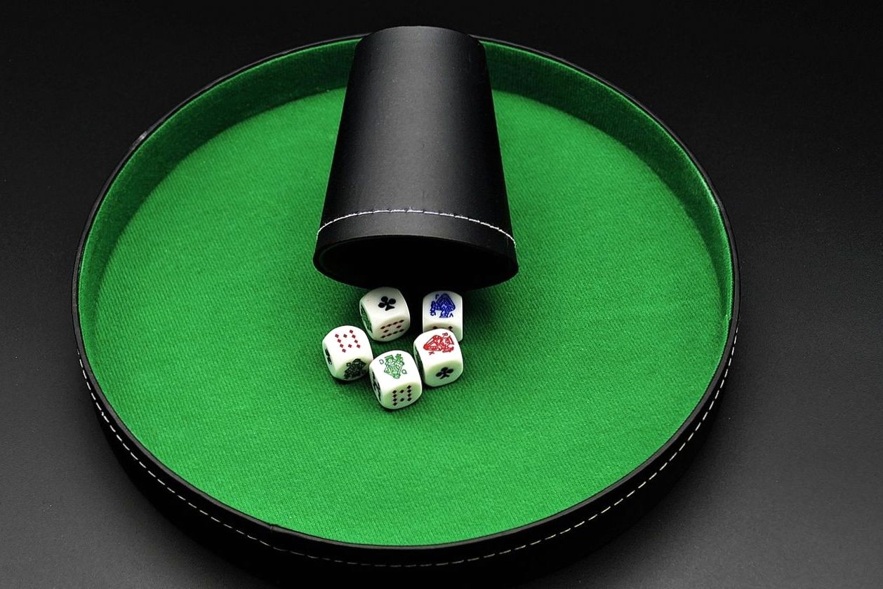 Gesellige Würfel-Challenge als analoges Gruppenspiel