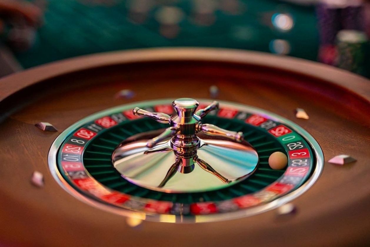 Freunde bei einem privaten Aktionssegel Spielabend