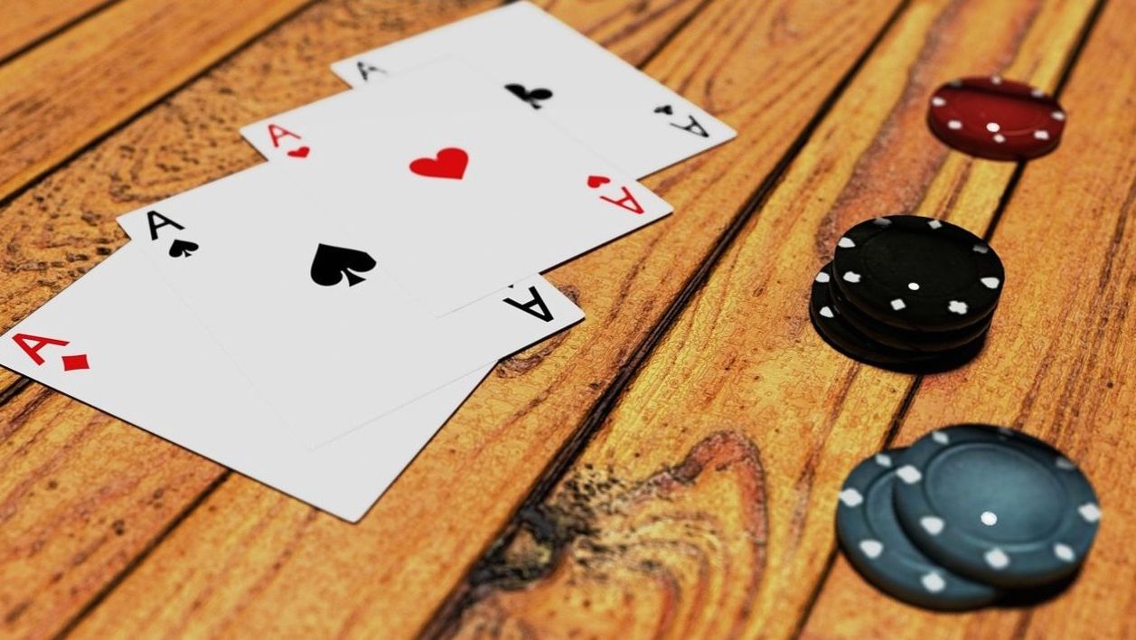 Verschiedene moderierte Spieltische im Aktionssegel